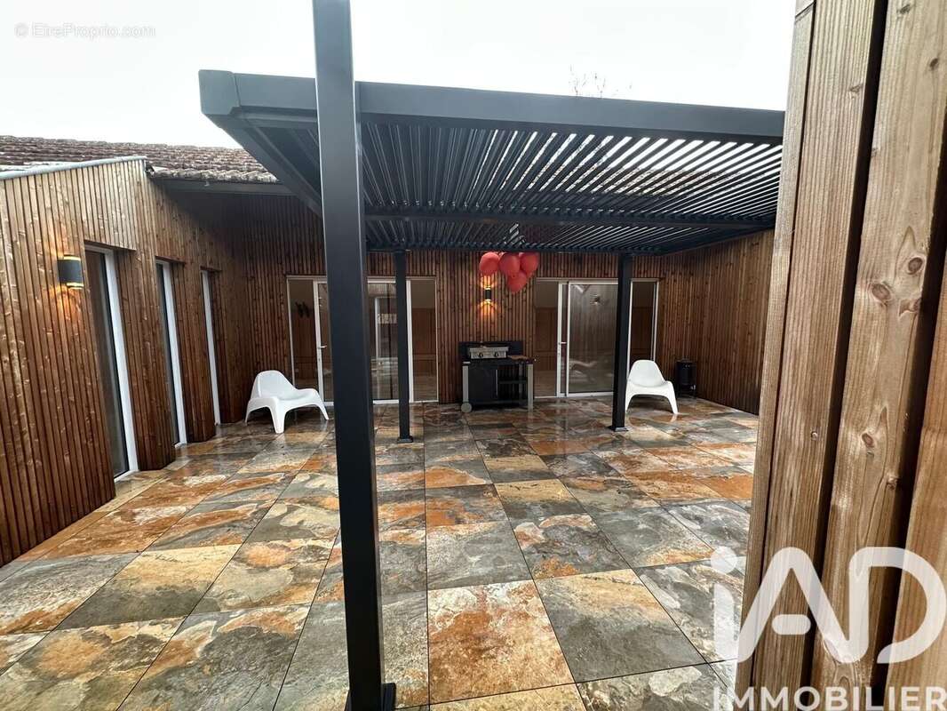 Appartement 750 m² à Arveyres  - photo 2