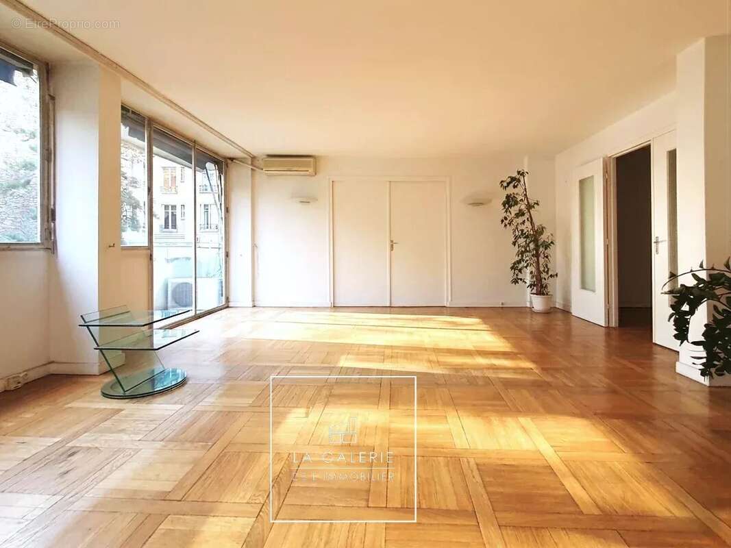 APPARTEMENT A VENDRE T5  La Muette, idéalement situé avec parking et cave. - photo 2