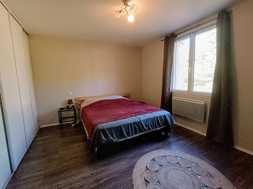 Appartement à SAINT-VICTOR-MALESCOURS