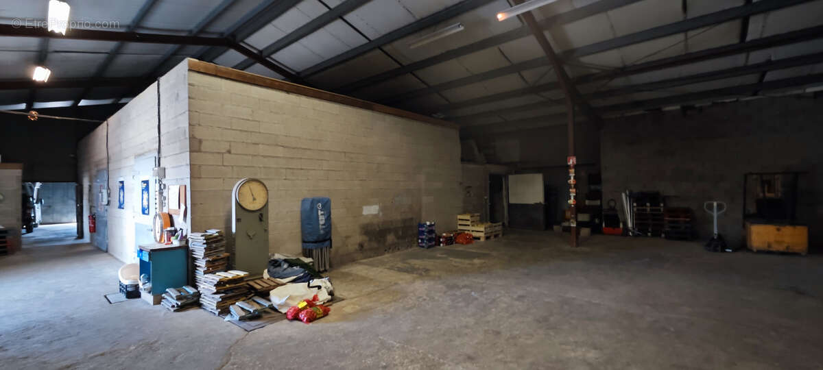 Commerce à LEZINNES