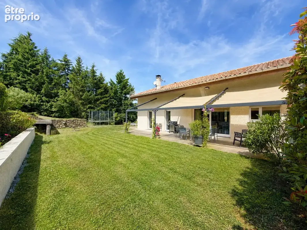 Villa traditionnelle de 2010 - 144 m2 habitables sur 1979 m2 de terrain avec sous-sol, garages et piscine à 5 - photo 3