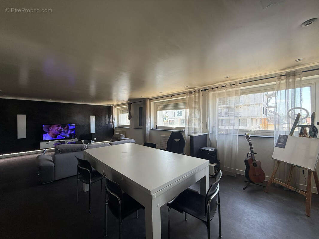 Saint-Louis   Appartement 3 pièces avec beaux volumes et potentiel - photo 4