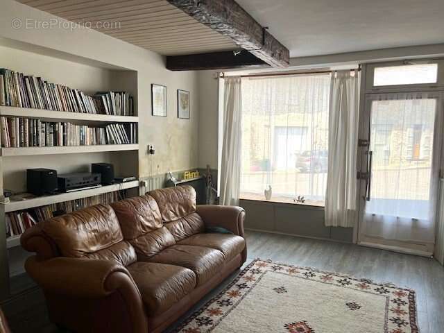 Appartement à LES SALLES-LAVAUGUYON