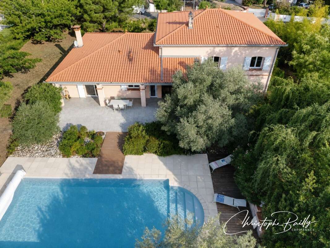 Maison familiale de 182 m² avec piscine et jardin arboré à Rouffiac-Tolosan (31180) - photo 7