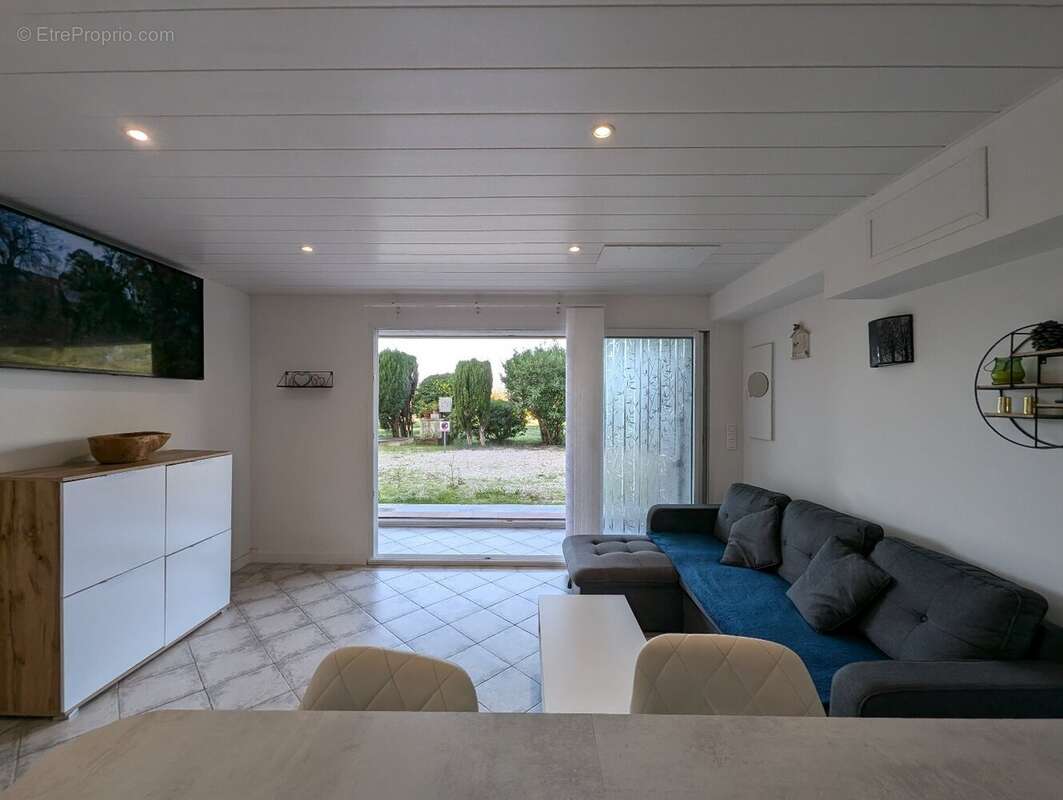 Saint-Aygulf - T2 vendu loué à 50 m de la plage - loyer 750  HC - parking privatif - photo 3