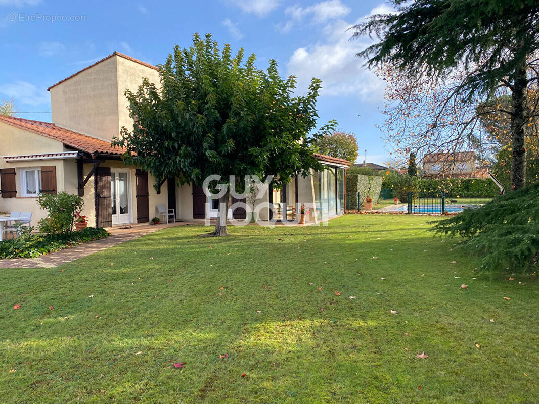 Maison à SAINT-MEDARD-DE-GUIZIERES