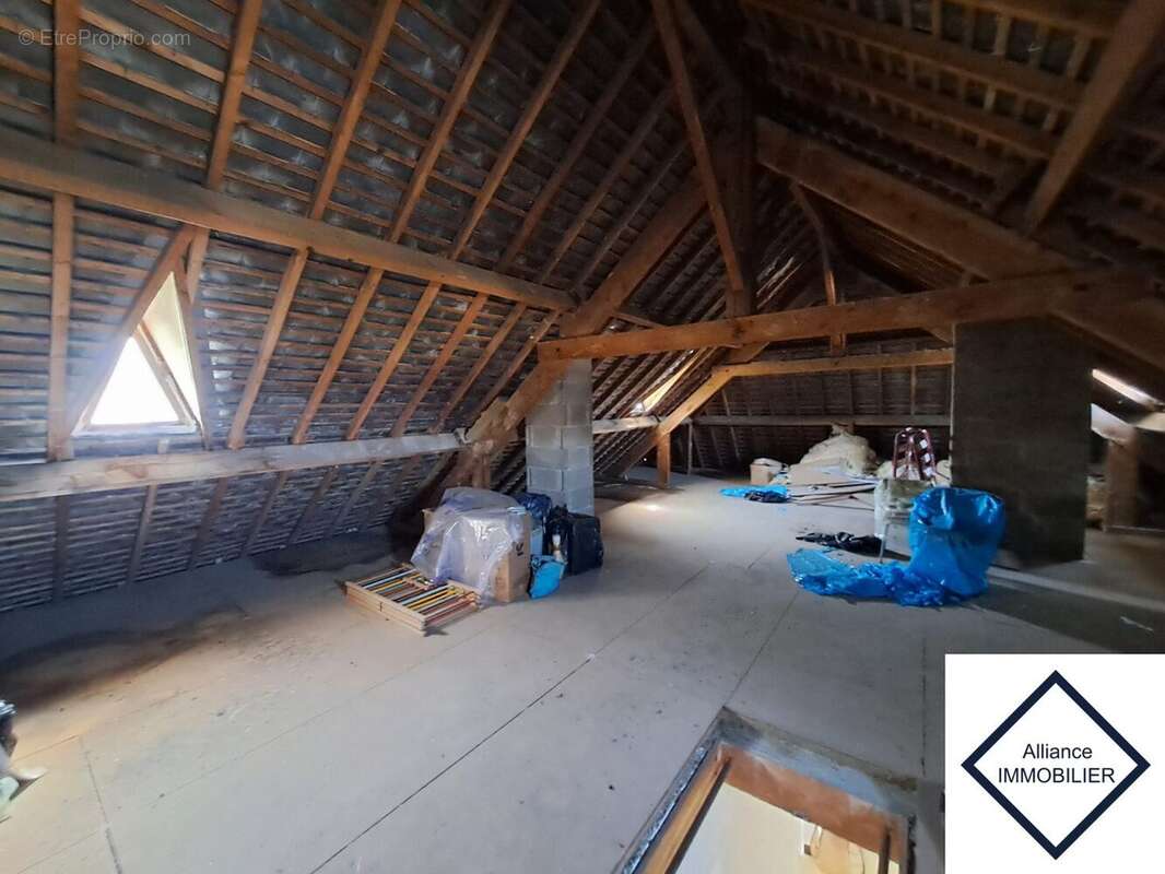 grenier 35 m² hab env - Maison à BECHEREL