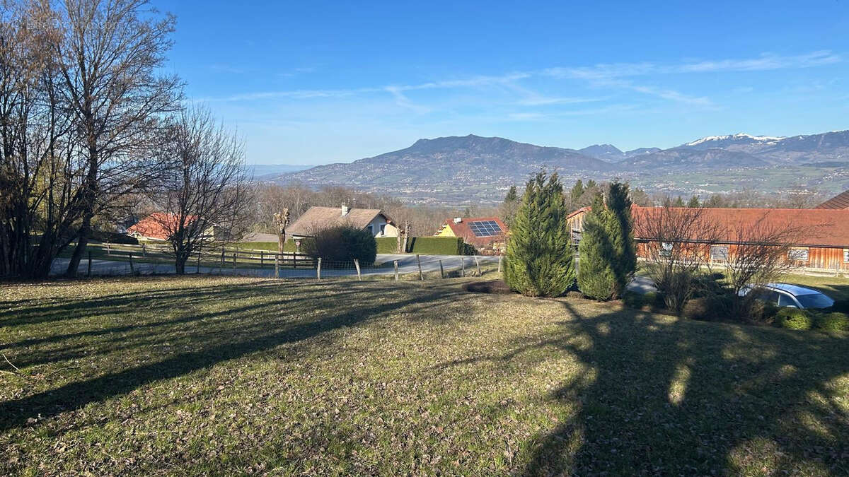 Terrain à PERS-JUSSY
