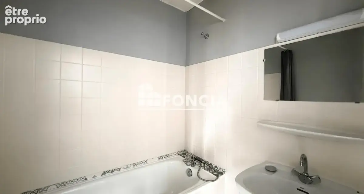 Appartement t2 + cave - centre ville de vannes - photo 7