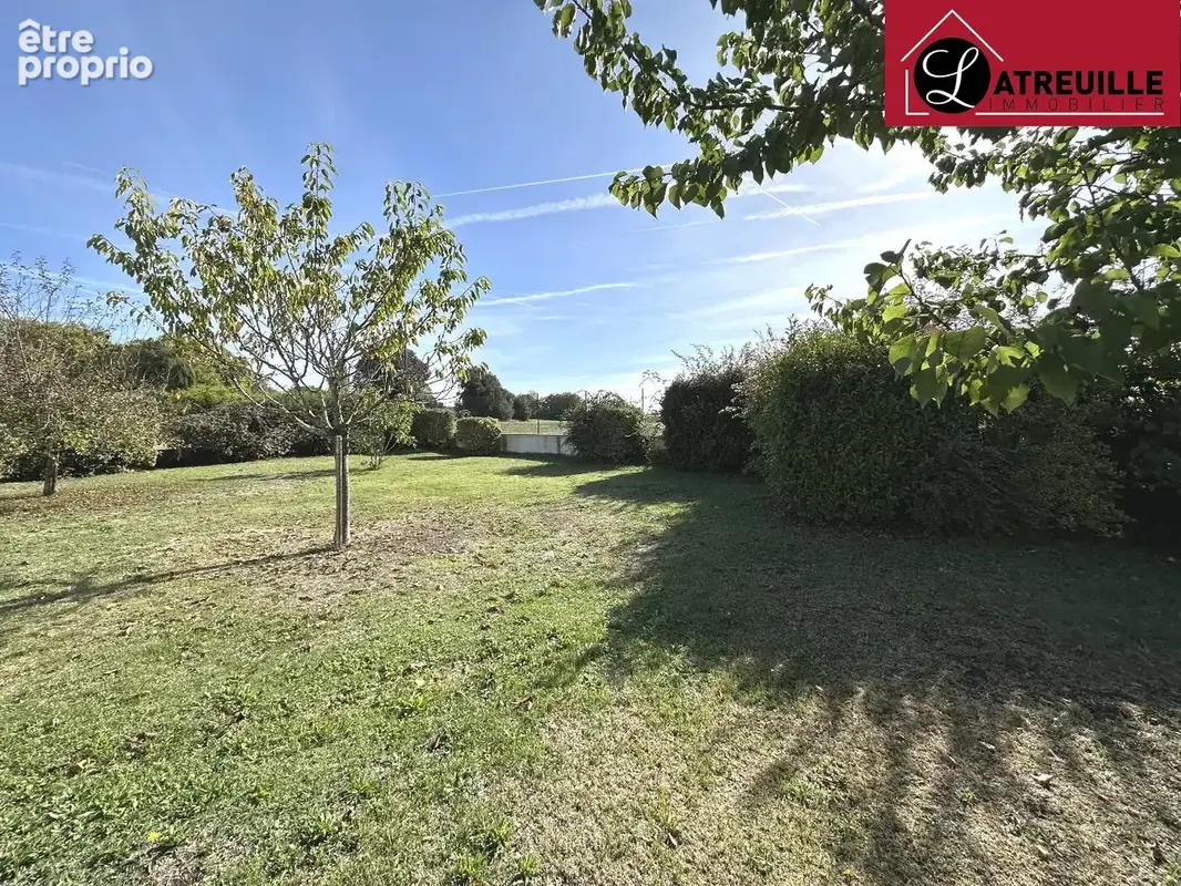 Maison de plain-pied de 101 m² à Tesson avec jardin et garage - photo 4