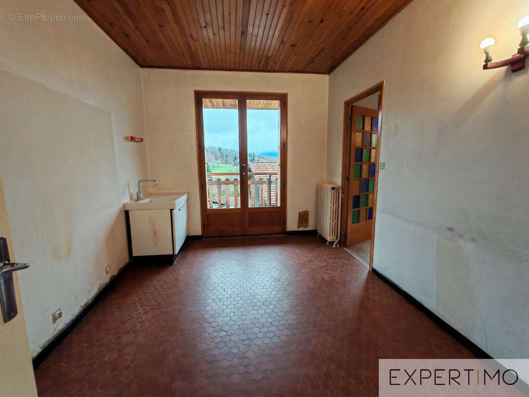 Maison a renover - opportunite rare - grand sous-sol - au calme - vue montagnes - photo 4