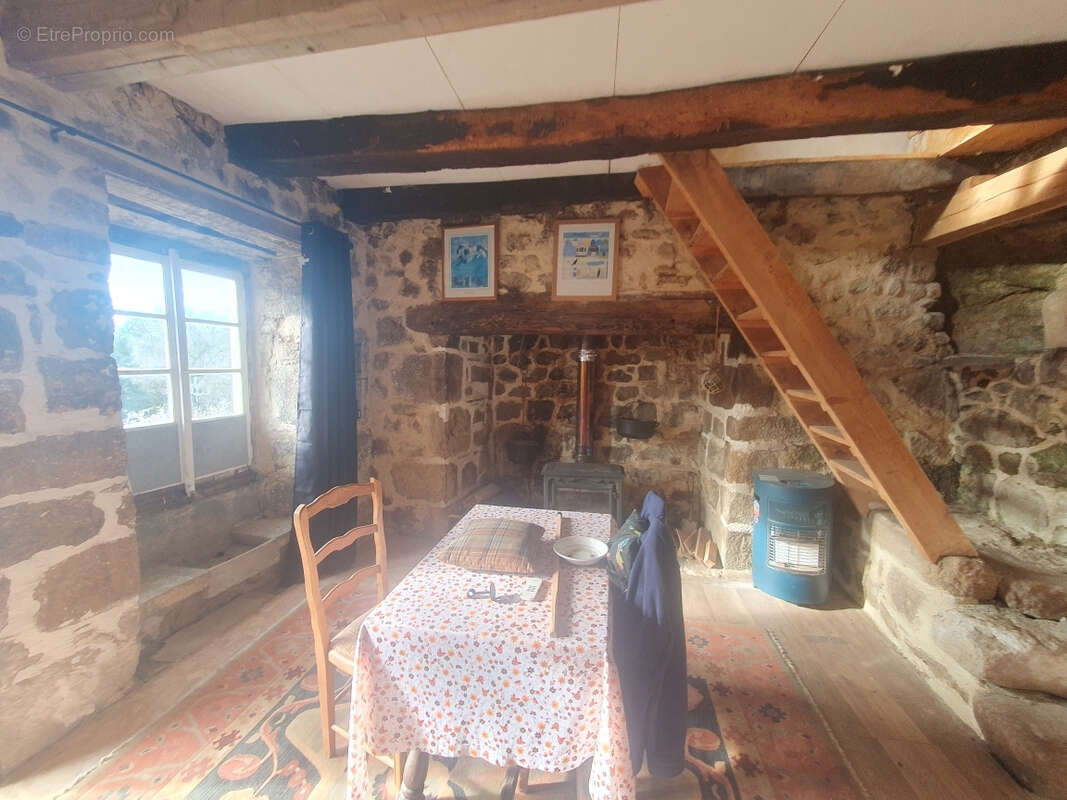 Maison à LA ROCHE-CANILLAC