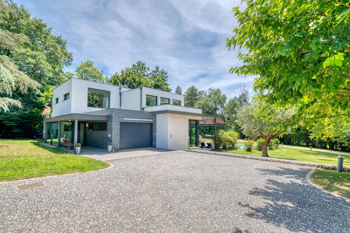 Maison à SAINT-GENIS-LAVAL