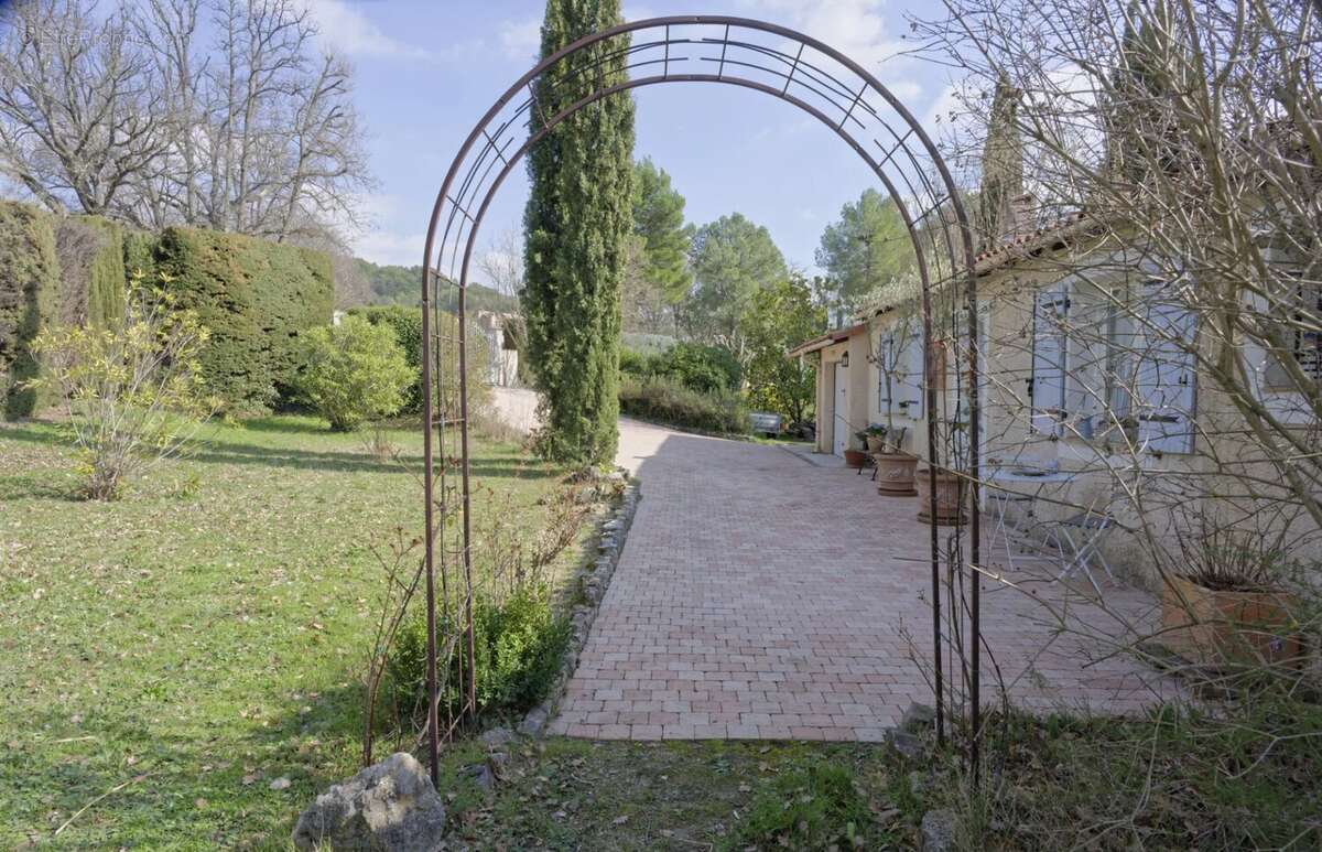 Maison à TOURRETTES