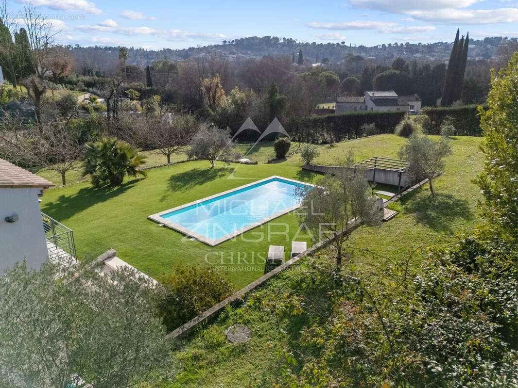 Maison à CHATEAUNEUF-GRASSE