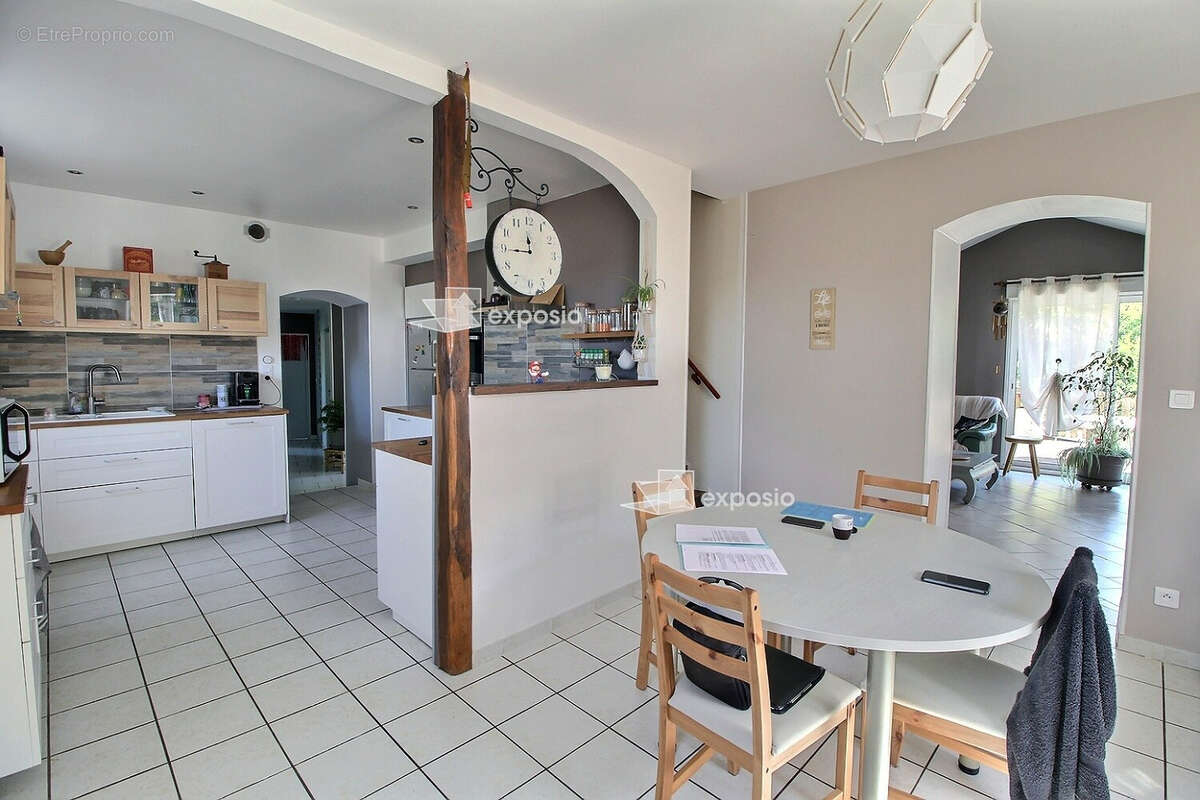 Maison à PRISSE-LA-CHARRIERE