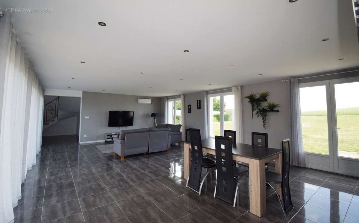 Maison à SAINT-CLEMENT-DE-REGNAT