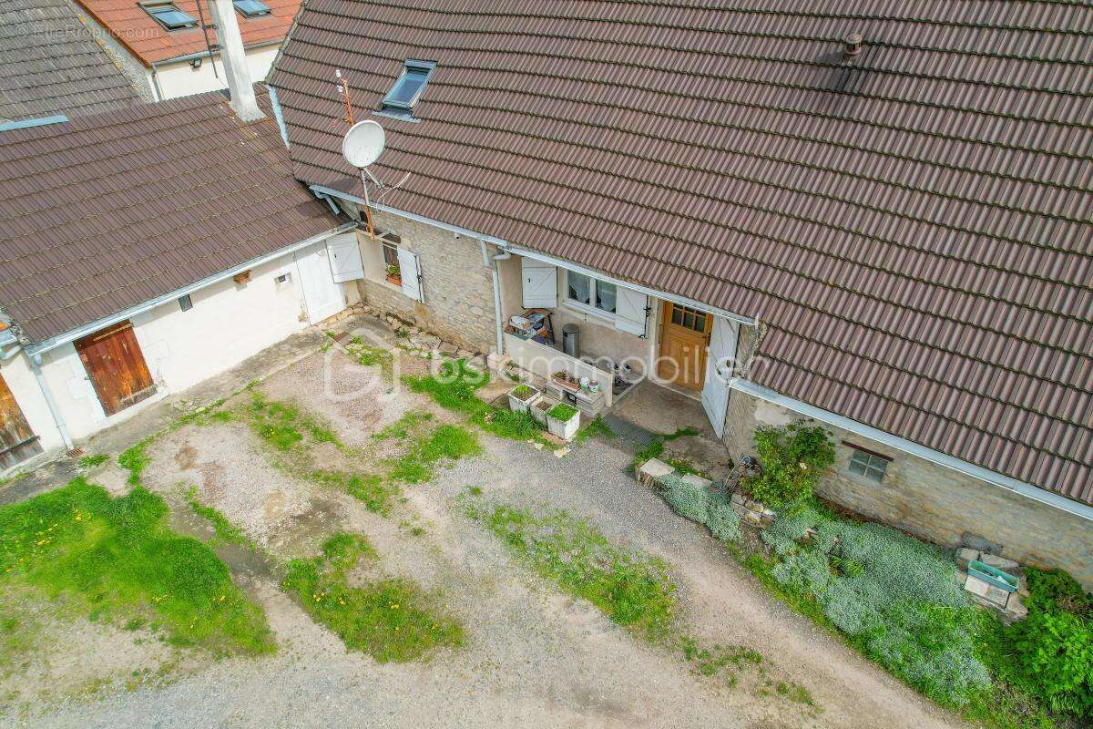 Maison à SAINT-PARIZE-LE-CHATEL