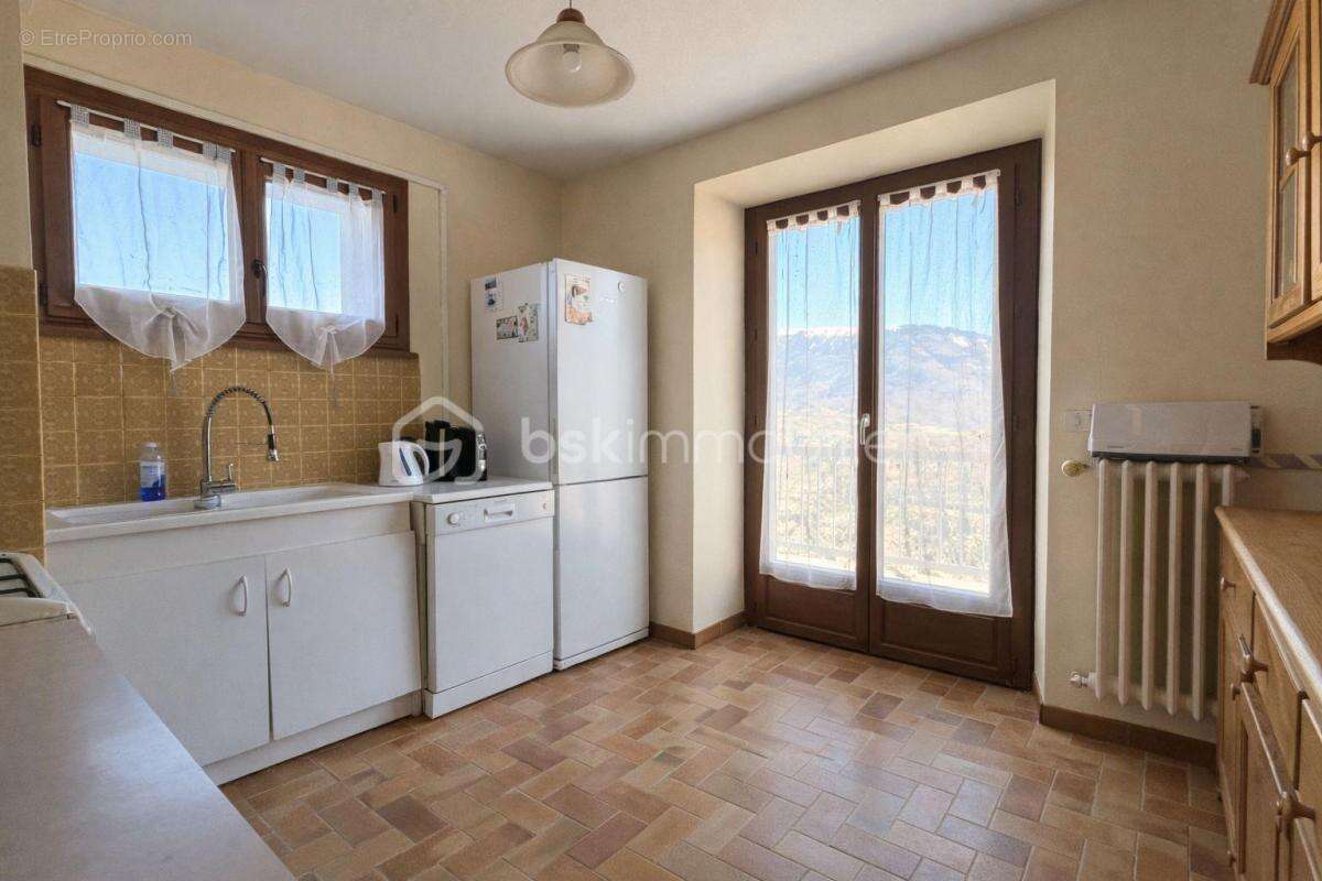 À Vendre – Maison ancienne 117 m² avec sous-sol complet – Terrain 1 000 m² – Vue montagne – Sans vis-à-vis - photo 4