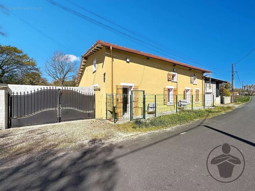 Maison à LA ROCHE-CHALAIS