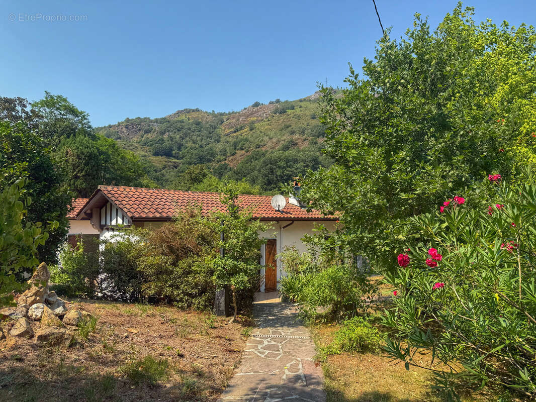 Maison de plain pied avec parc arboré de 2472m2 - photo 2