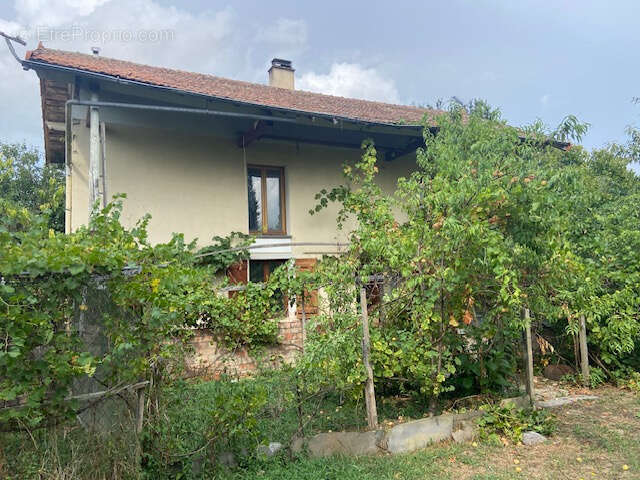 Maison à restaurer avec grange sur terrain de 577 M2 - photo 2