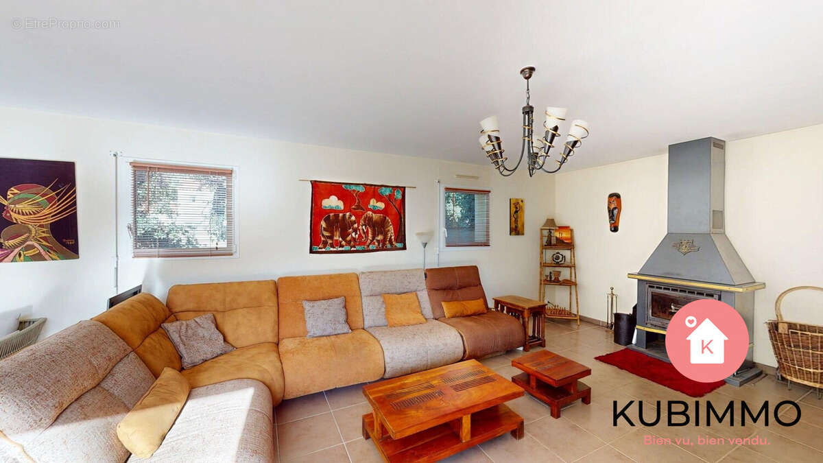 Séjour cosy de 41 m² avec insert - Maison à LONGEVILLE-SUR-MER