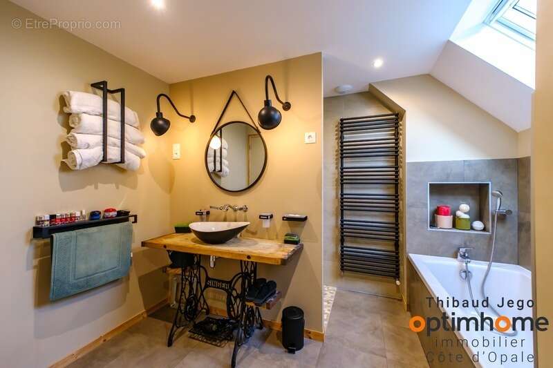 Maison contemporaine récente avec un bel extérieur et vue mer de l'étage - photo 13