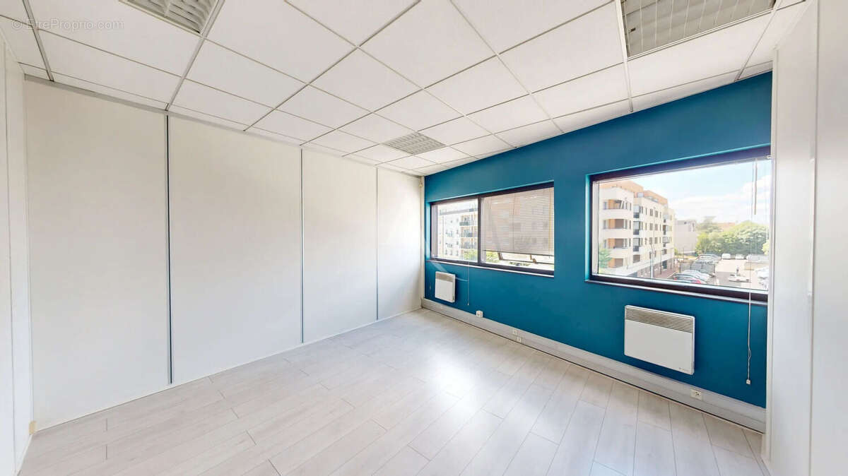 Local commercial CHILLY-MAZARIN 95.03 m² - photo 4