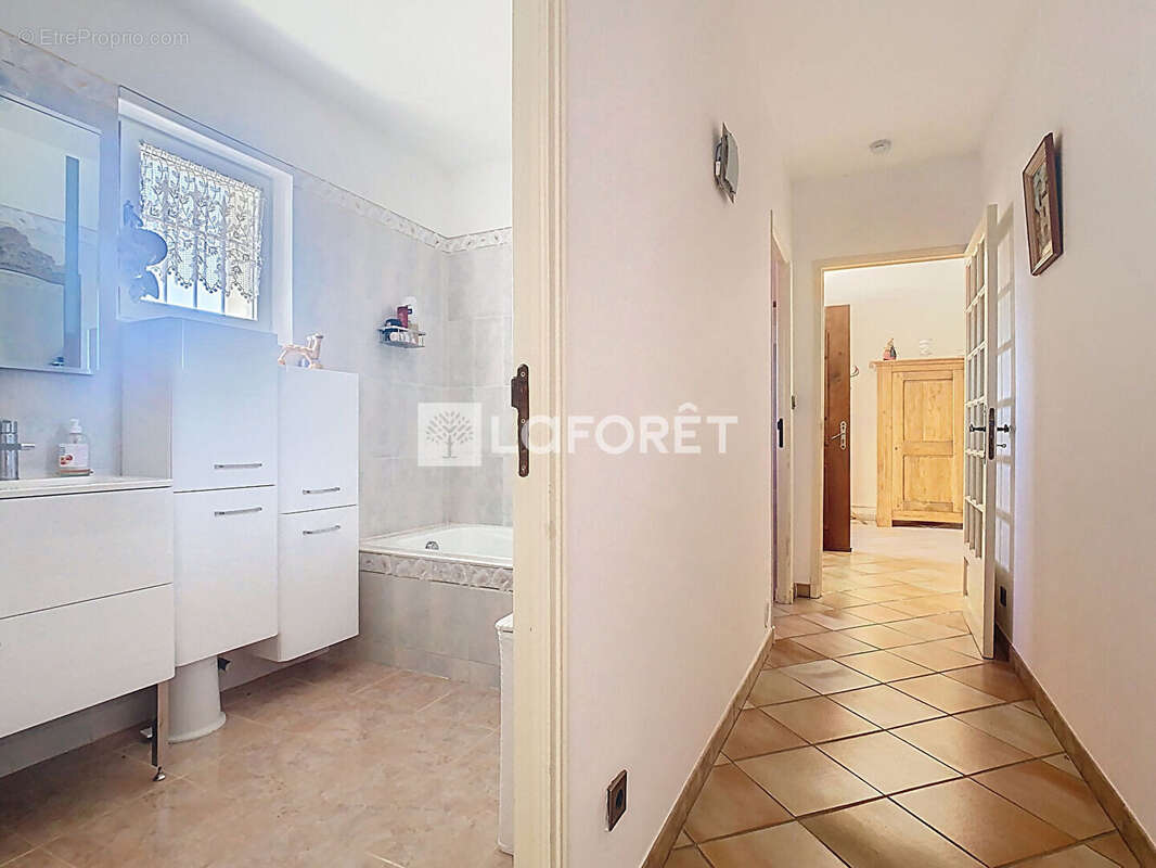 Maison La Valette-du-Var -  5 pièces - 154 m² - photo 8