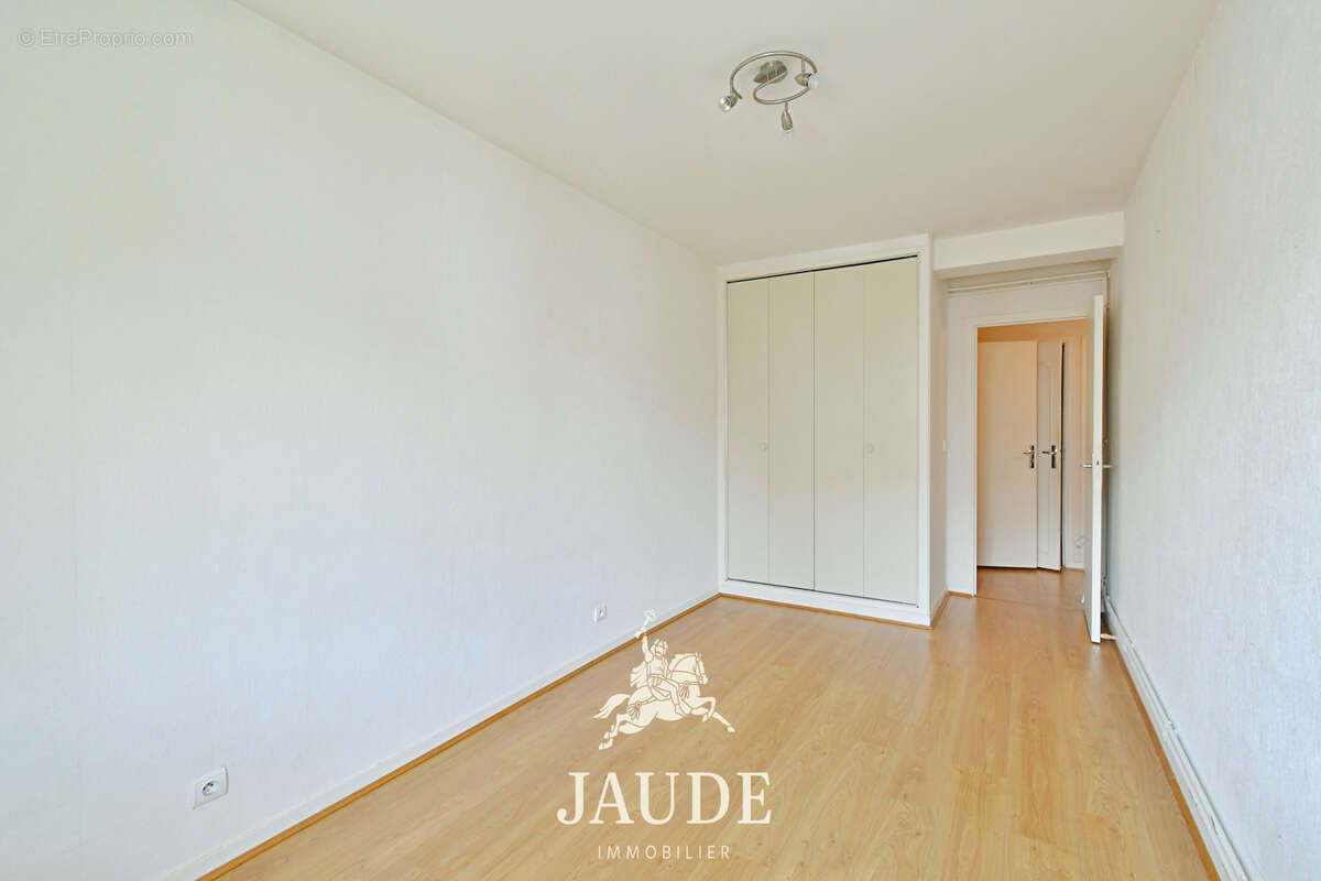 F3 traversant de 64m2 avec GARAGE et BALCON - Quartier Salins à Clermont-Ferrand - photo 7