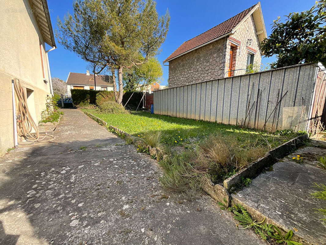 Maison à MAURECOURT