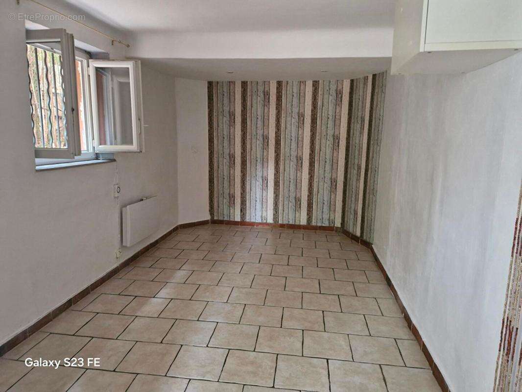 STUDIO de 20,20m² à Draguignan hors centre ville et non loin de la gare routière - photo 2