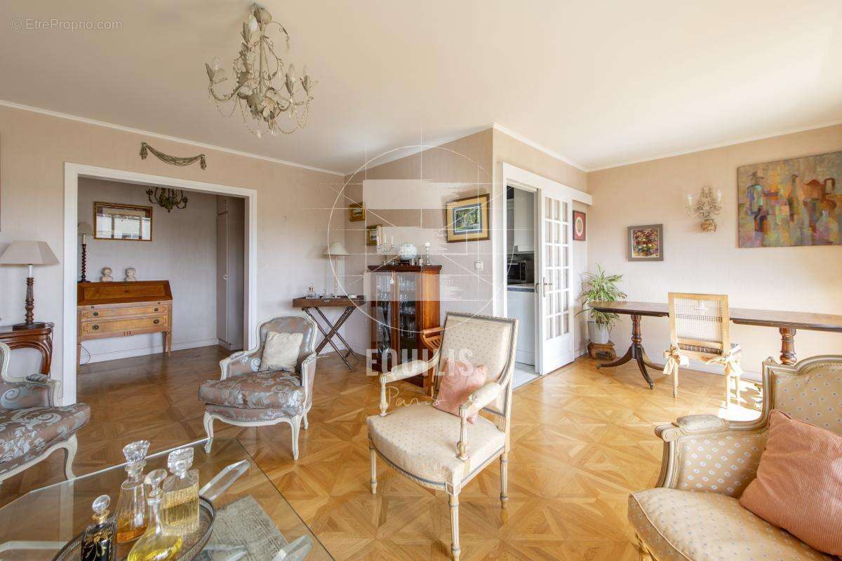 Appartement à PARIS-16E