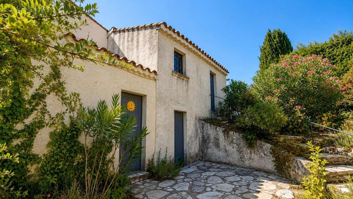 Villa 4 pieces dependances a renover valescure frejus - photo 17