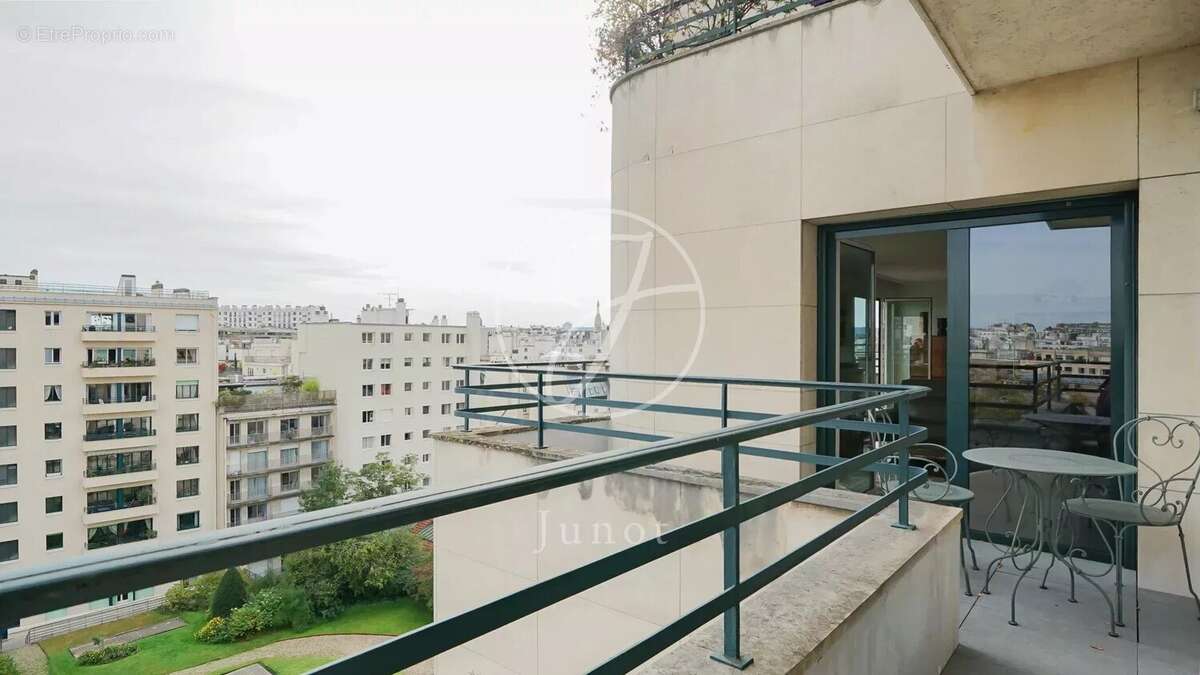 Appartement à PARIS-16E