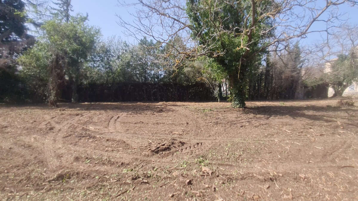 Terrain à SANILHAC-SAGRIES