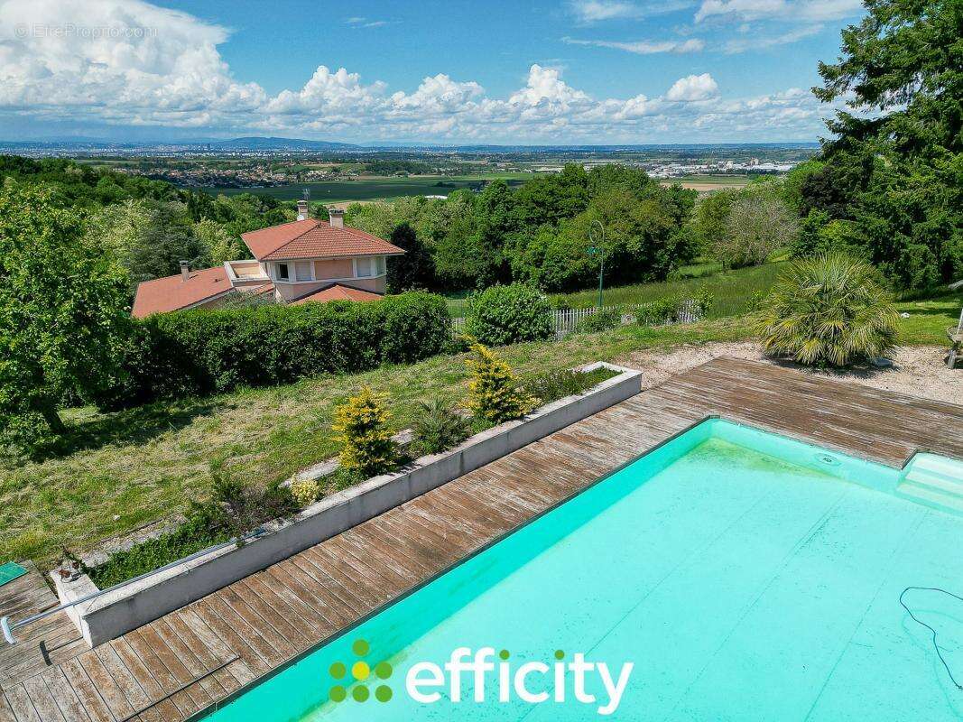 Maison à SAINT-PIERRE-DE-CHANDIEU