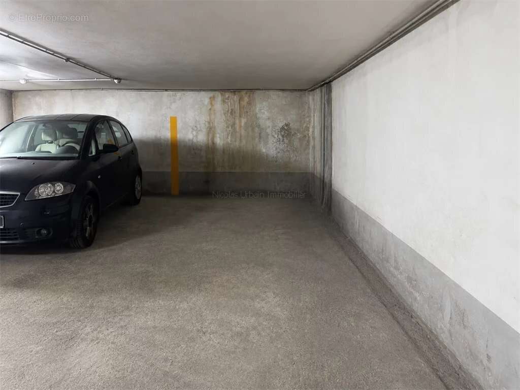 Parking à PARIS-7E