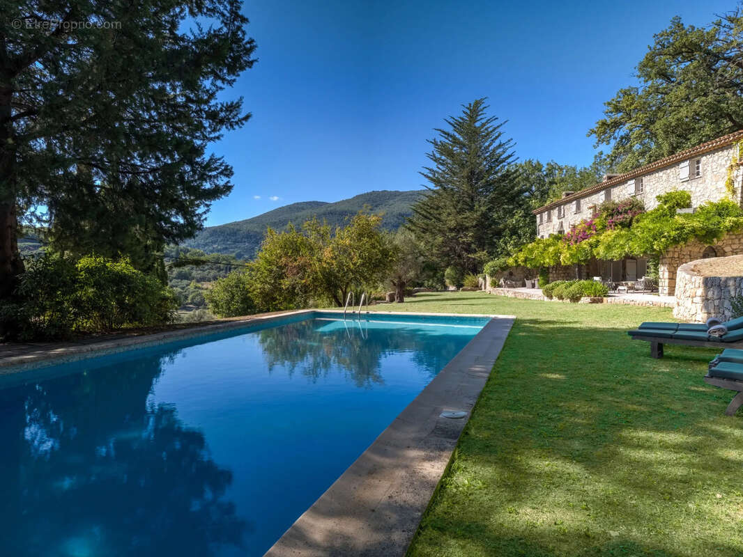 Maison à CHATEAUNEUF-GRASSE