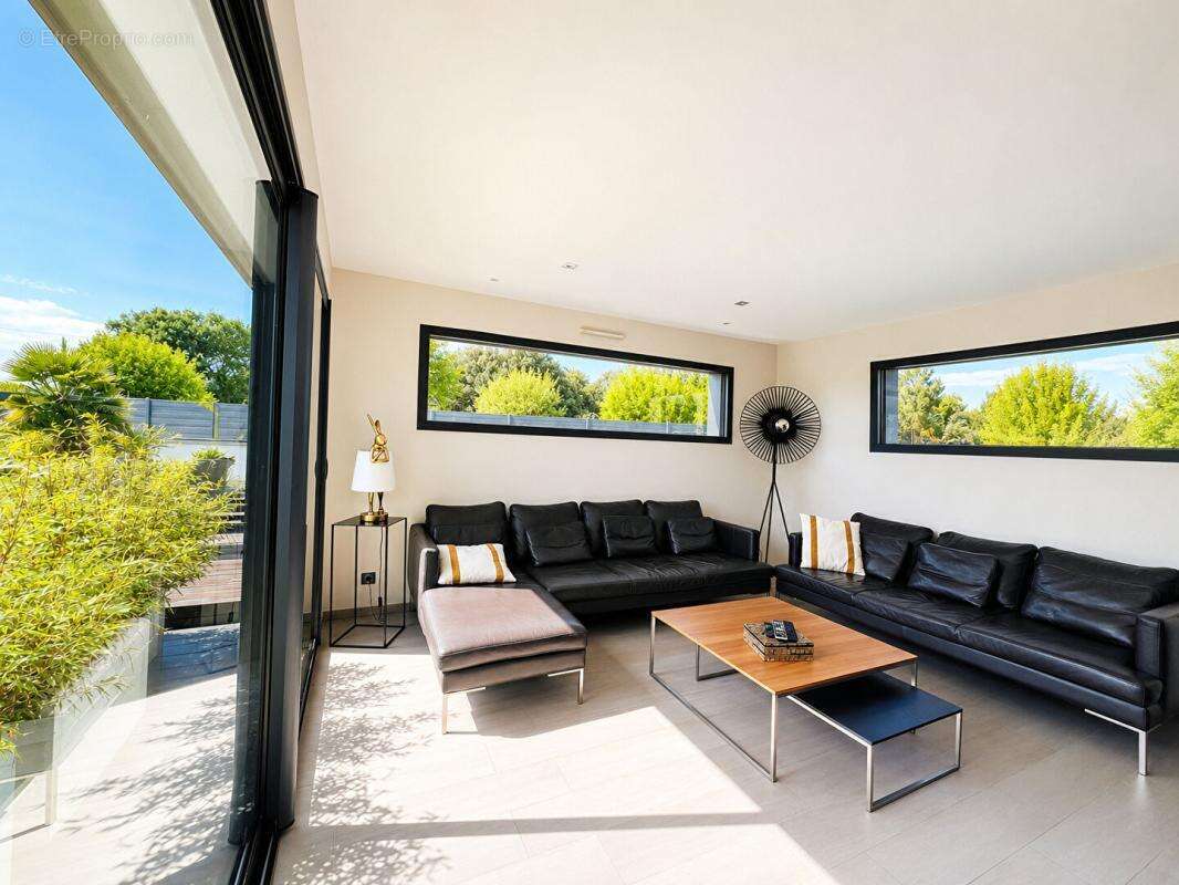 Belle contemporaine avec piscine- 196 m2 - 4 suites - photo 9