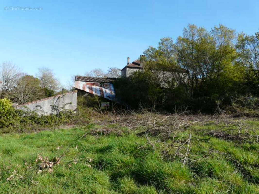 Maison de village a restaurer - photo 3