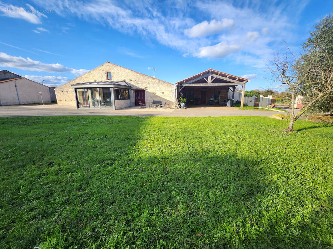 Maison à SAINTE-GEMME-LA-PLAINE