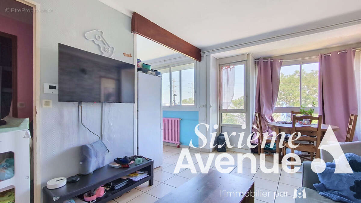 Appartement Saint Priest 2 pièces 40m² avec parking privé et fermé - photo 2