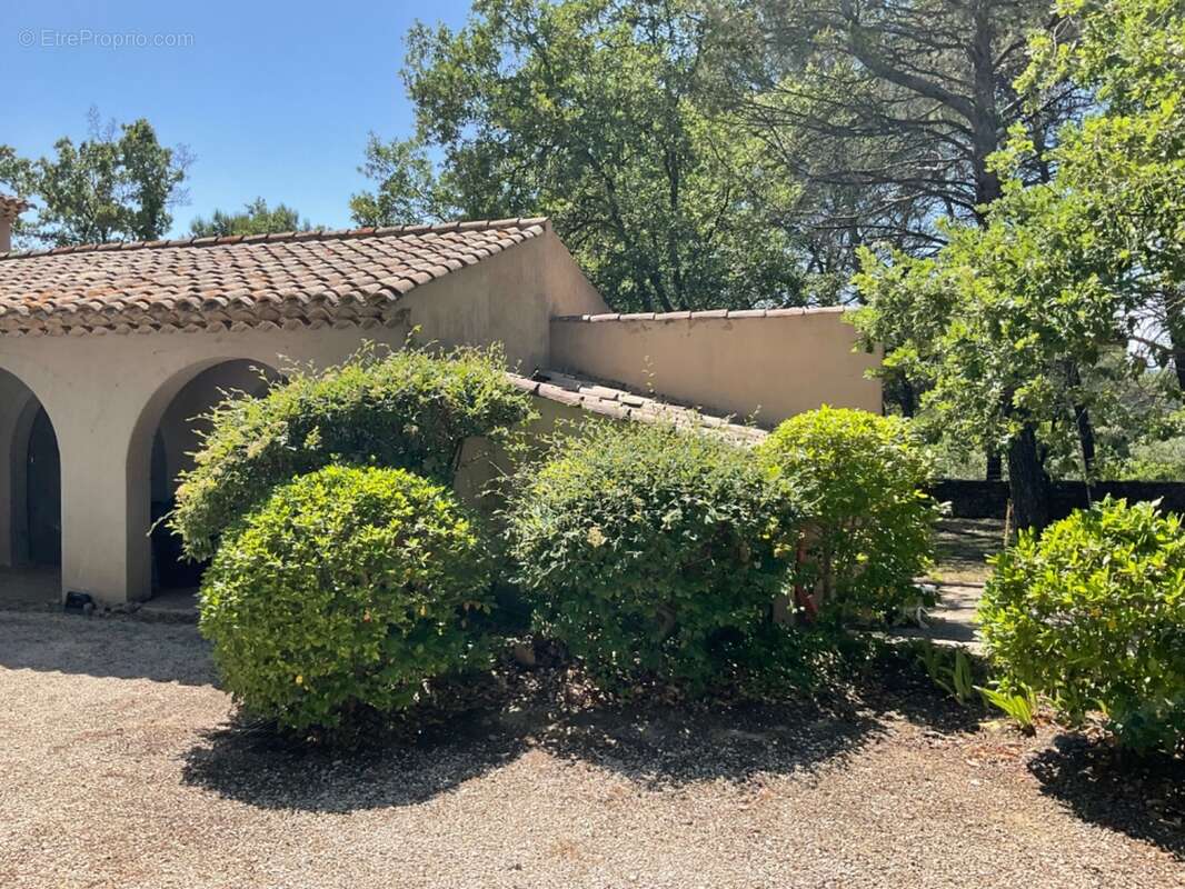 Proprieté  à 20 mns d'Aix en Provence sur la commune de Rognes  380m2 avec 8 chambres - photo 3