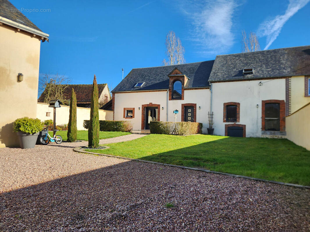 Maison à TREMBLAY-LES-VILLAGES