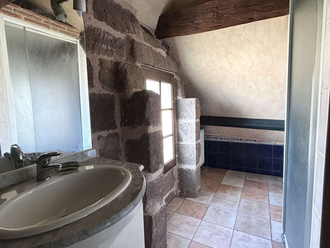 Maison à SAINT-PANTALEON-DE-LARCHE