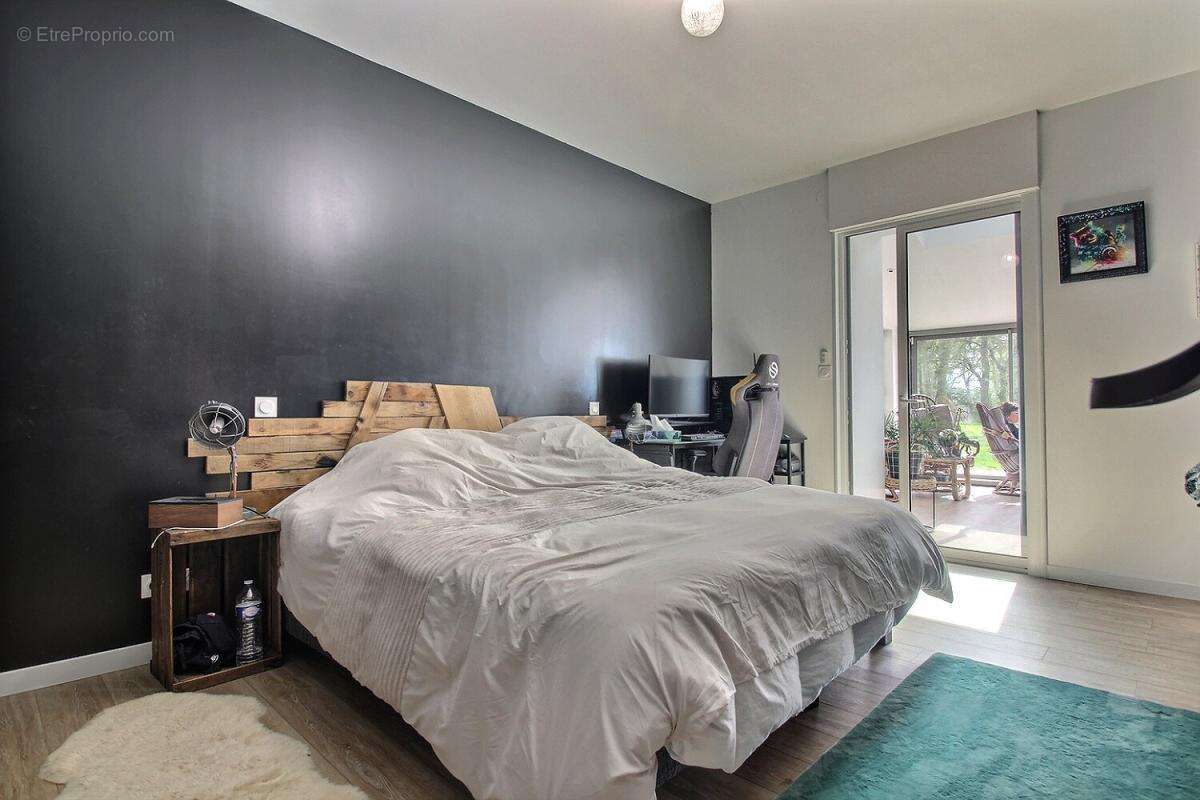En exclusivité - Corps de ferme  362 m² - 8 chambres -terrain 1,2 ha - granges 500 m² - photo 5