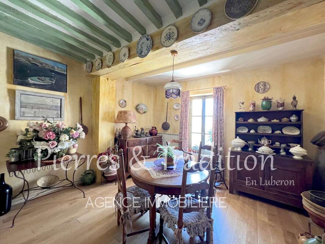 Saignon, grande maison de village avec local commercial et terrasse - photo 5