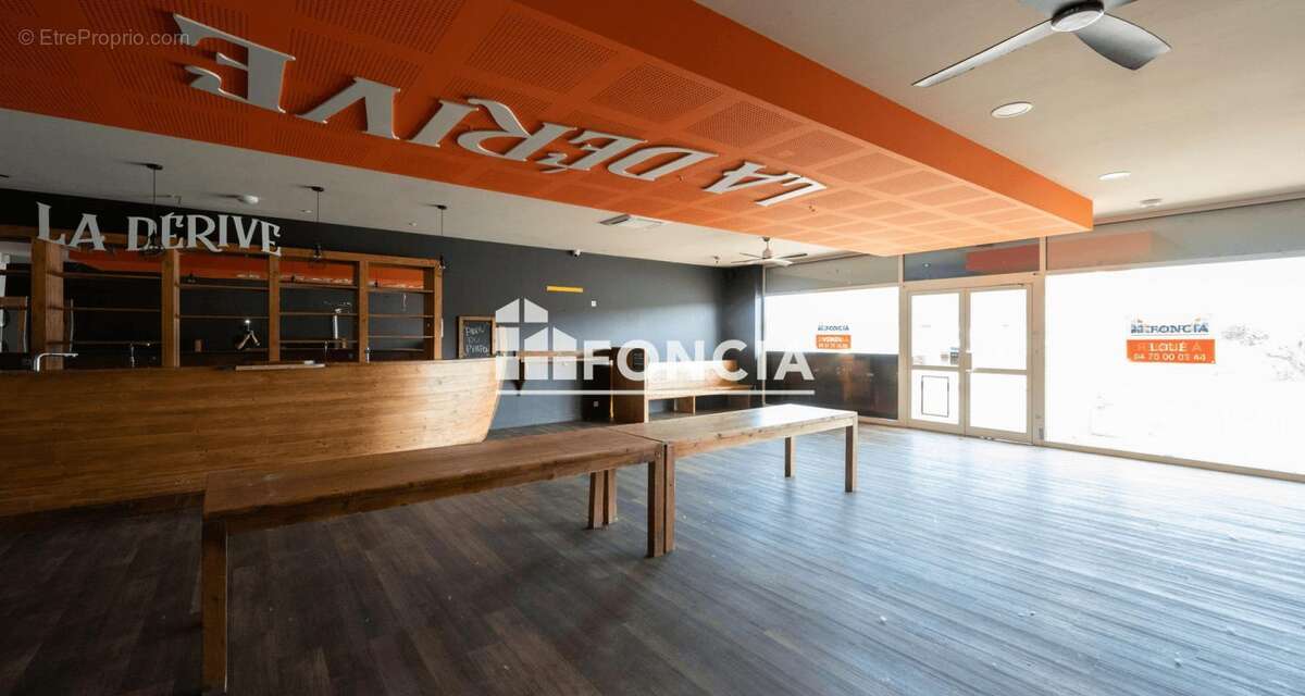 Local commercial avec parking - photo 3